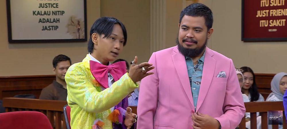 potret Fajar Sadboy cosplay jadi Hotman Paris di pengadilan (youtube.com/Mainhakimsendirinet)