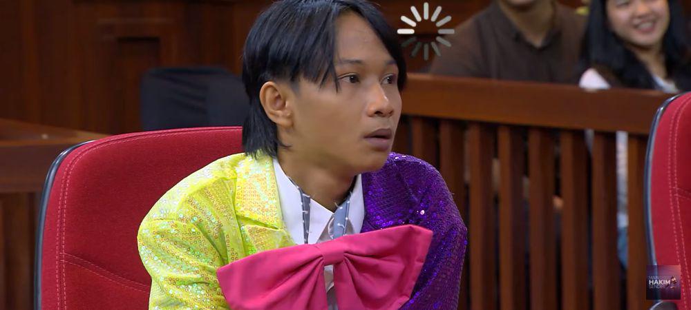 potret Fajar Sadboy cosplay jadi Hotman Paris di pengadilan (youtube.com/Mainhakimsendirinet)