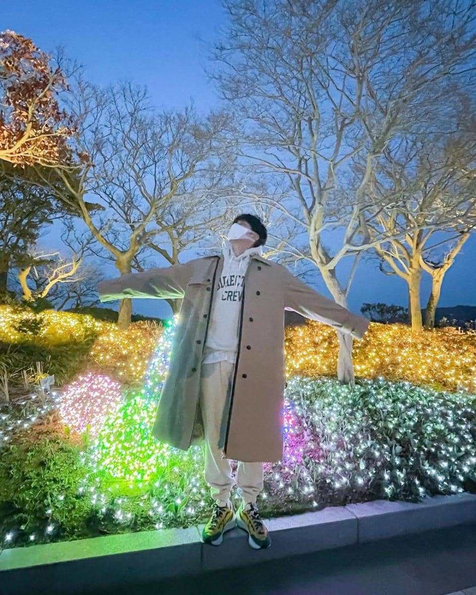 outfit earth tone ala Kim Seonho (instagram.com/@seonho__kim)