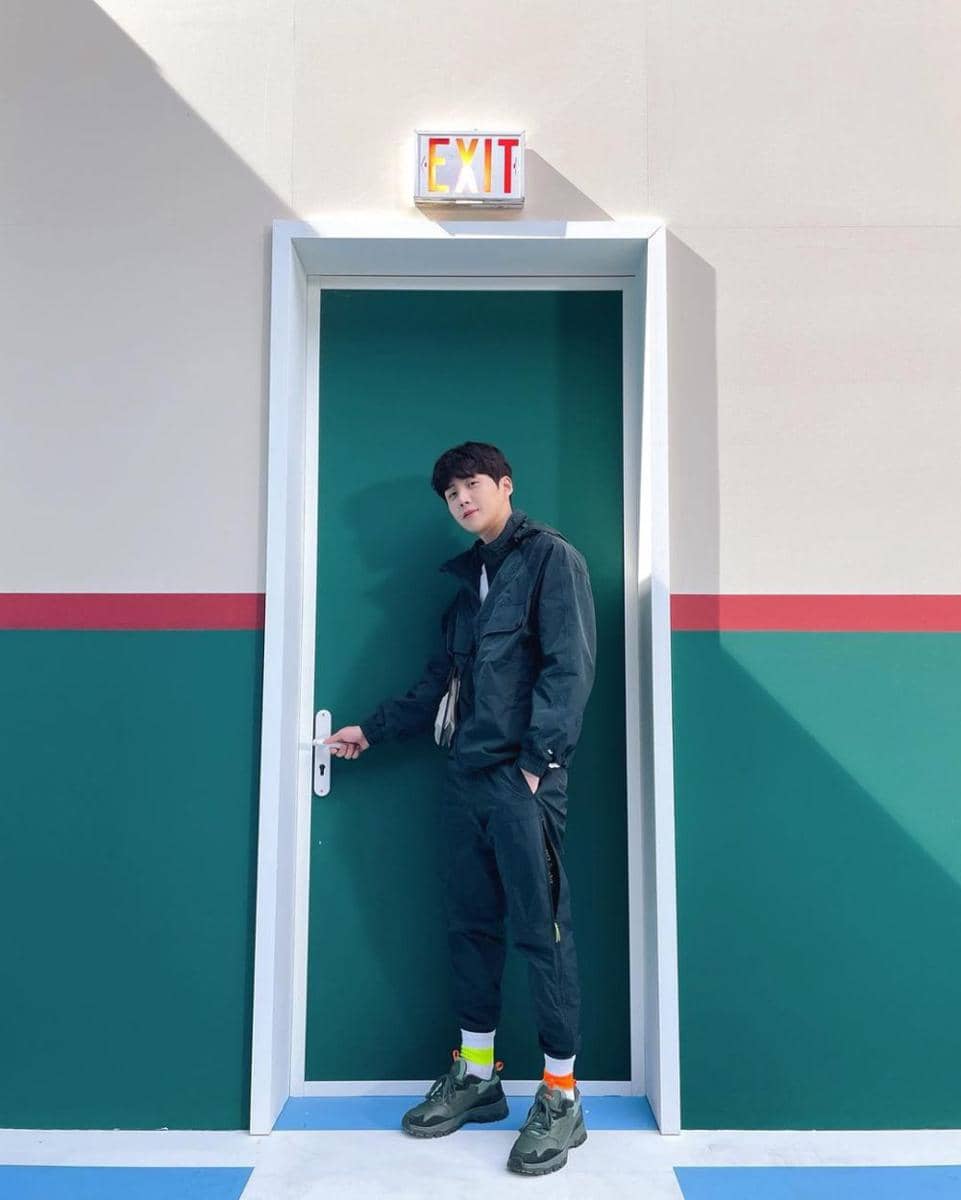 outfit earth tone ala Kim Seonho (instagram.com/@seonho__kim)