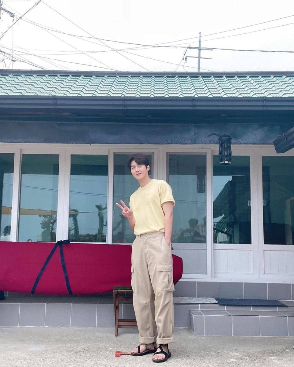 outfit earth tone ala Kim Seonho (instagram.com/@seonho__kim)