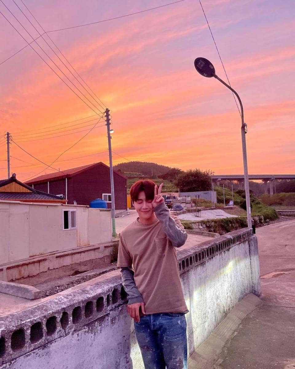 outfit earth tone ala Kim Seonho (instagram.com/@seonho__kim)