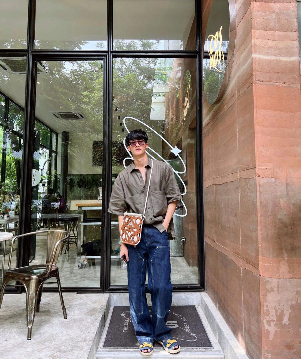 OOTD hangout nuansa earth tone ala Tay Tawan (instagram.com/tawan_v)