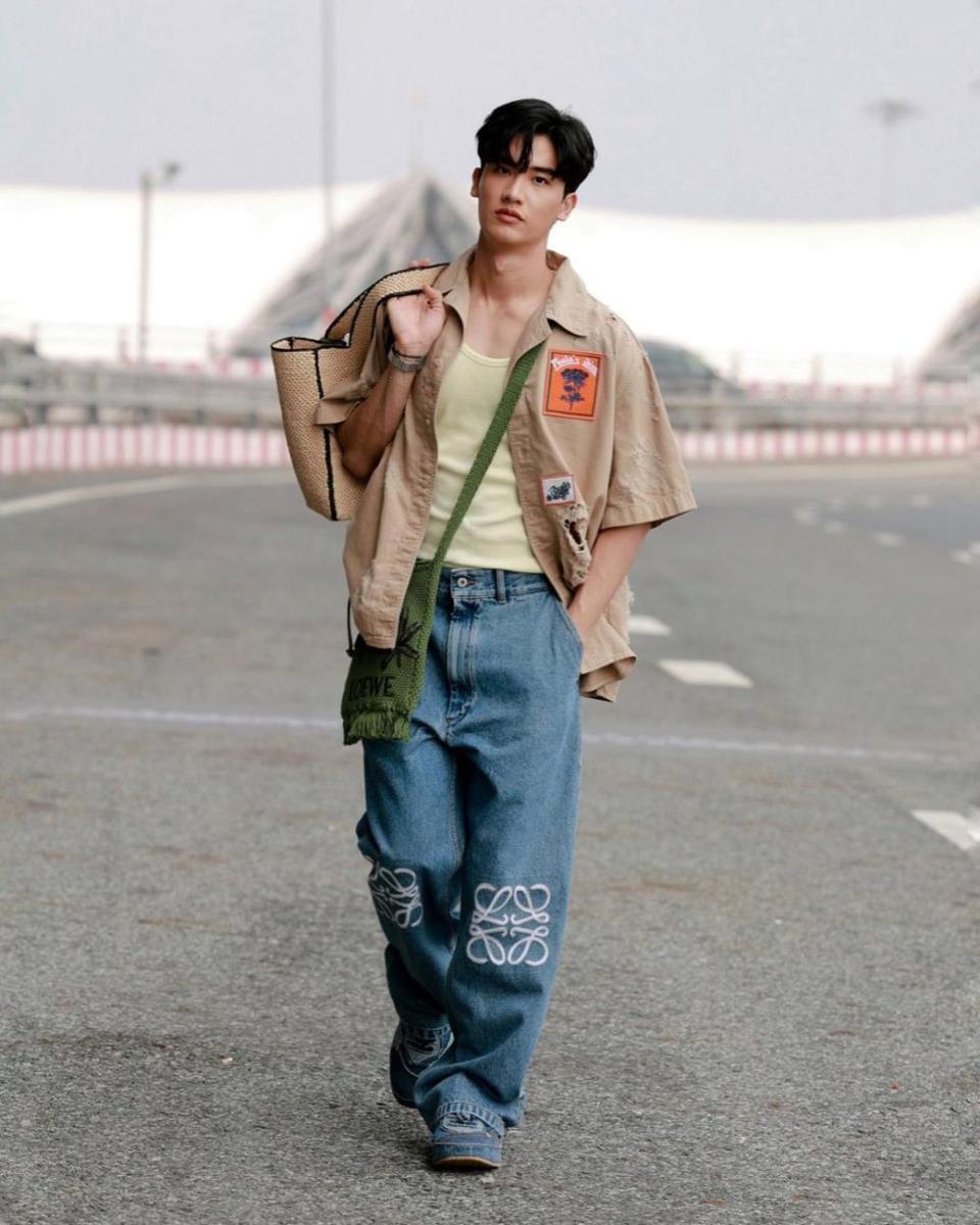 OOTD hangout nuansa earth tone ala Tay Tawan (instagram.com/tawan_v)