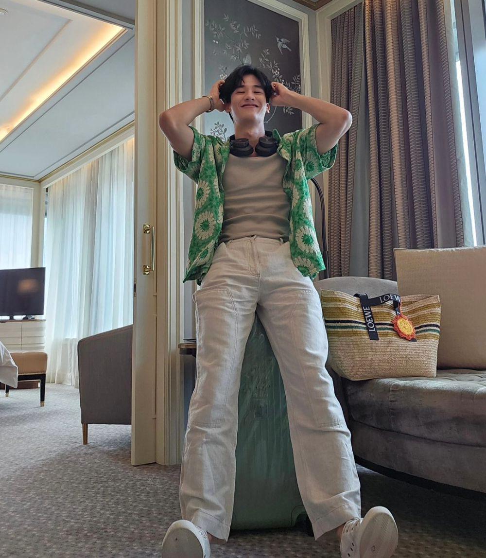 OOTD hangout nuansa earth tone ala Tay Tawan (instagram.com/tawan_v)