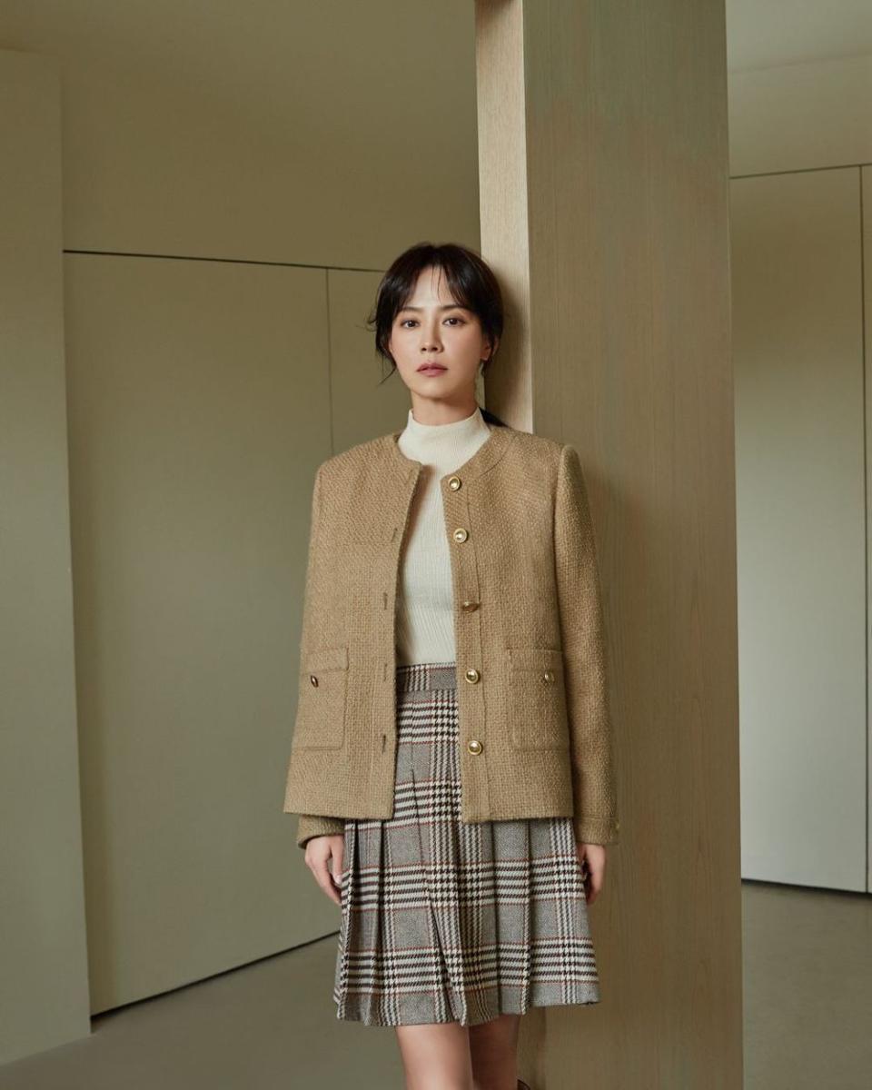 Outfit nuansa classy ala Song Ji Hyo (instagram.com/my_songjihyo)
