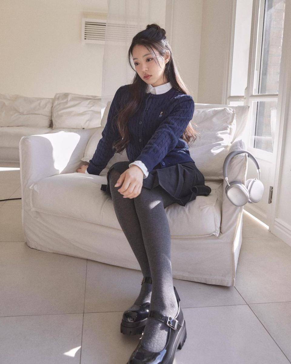 Inspirasi look feminin ala Yu Si Eun (instagram.com/yoo__si)