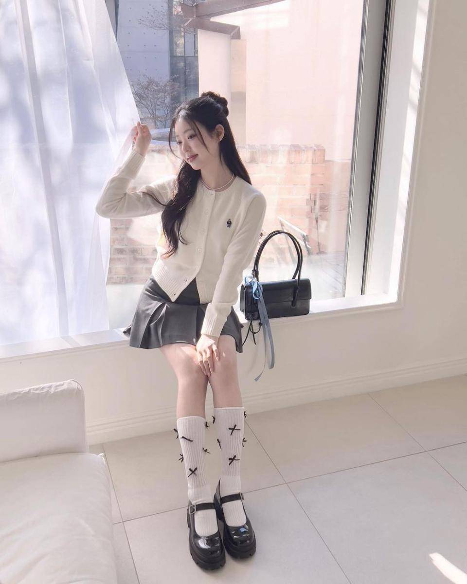 Inspirasi look feminin ala Yu Si Eun (instagram.com/yoo__si)