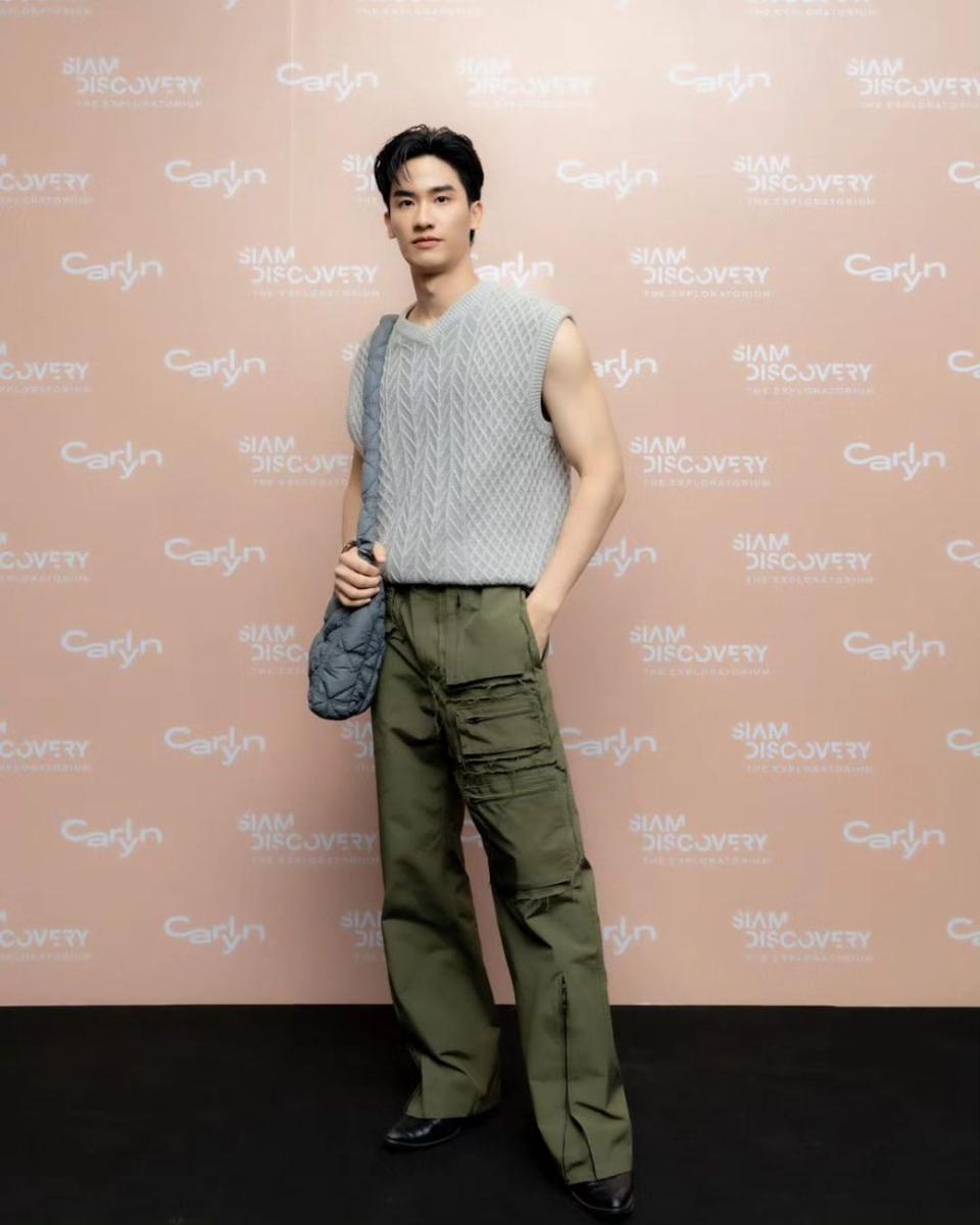 OOTD hangout nuansa earth tone ala Tay Tawan (instagram.com/tawan_v)