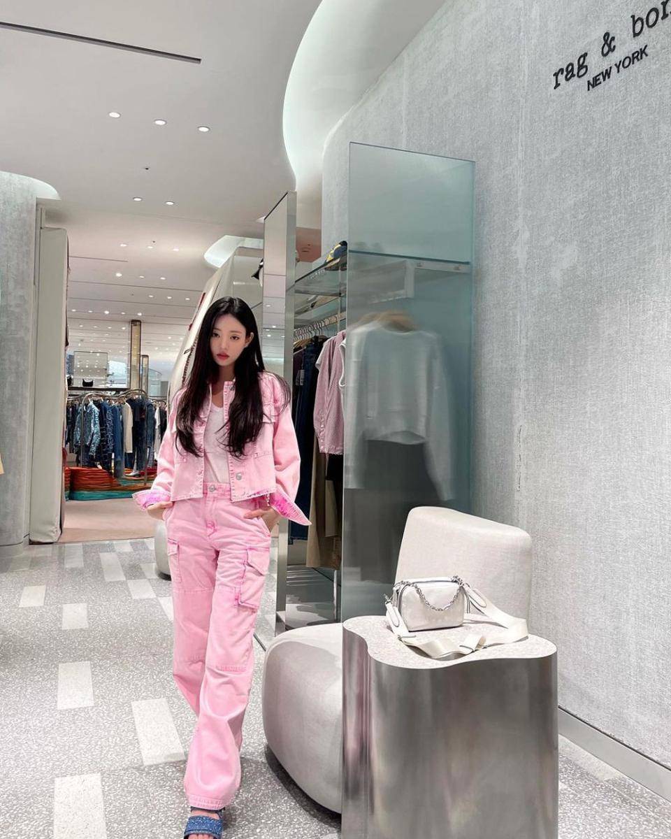 Inspirasi look feminin ala Yu Si Eun (instagram.com/yoo__si)