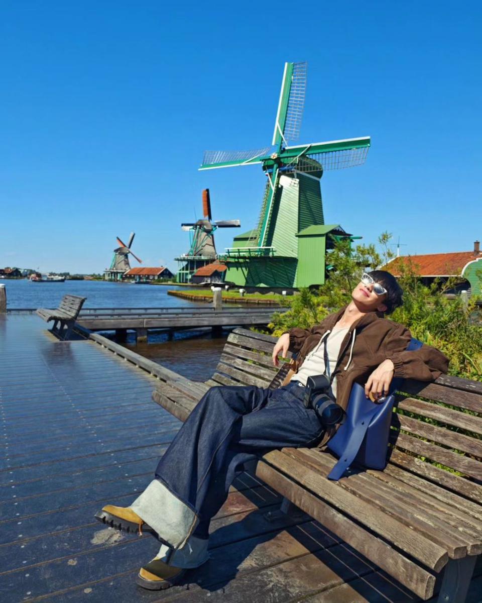 OOTD hangout nuansa earth tone ala Tay Tawan (instagram.com/tawan_v)