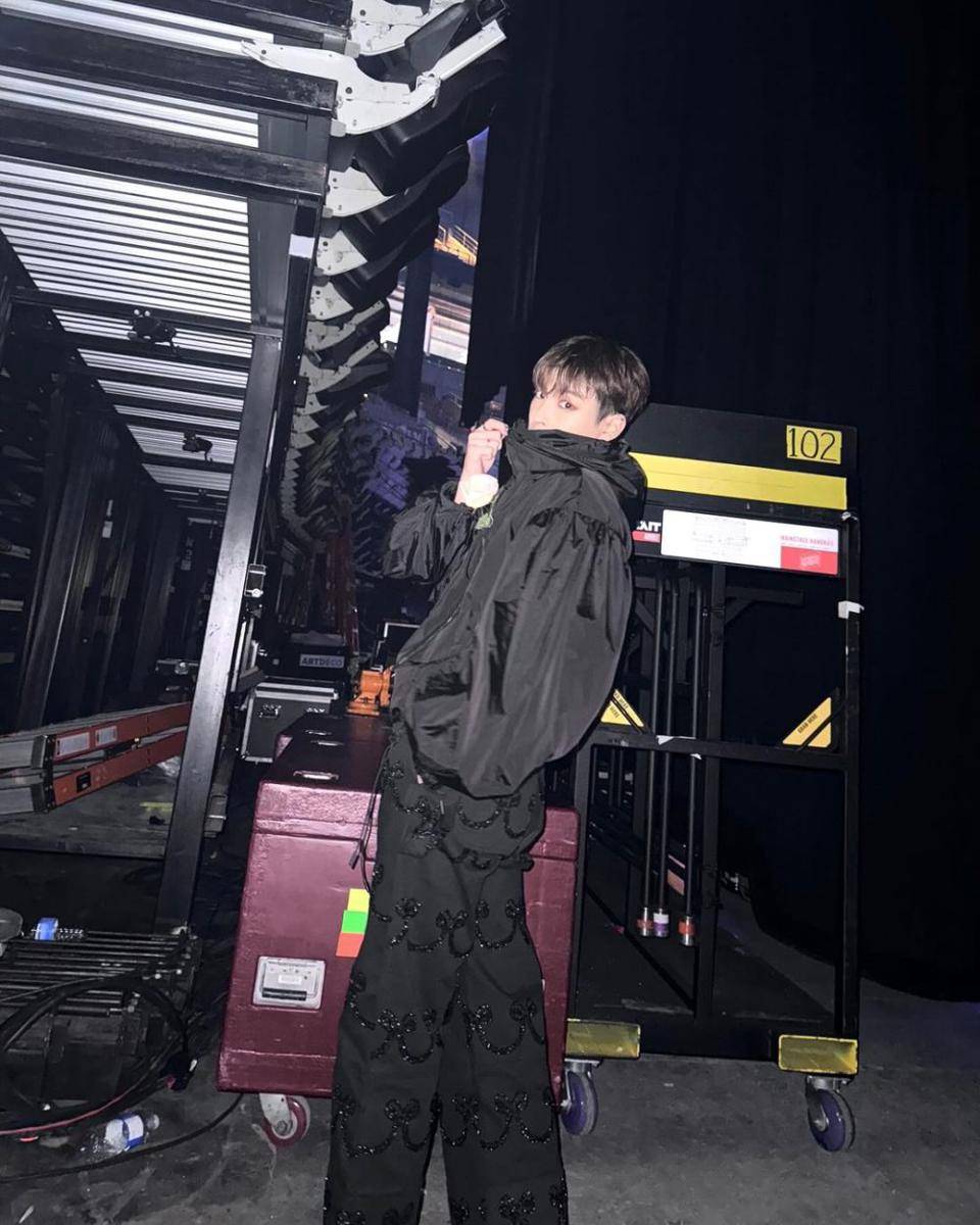 outfit hangout ala Hongjoong ATEEZ (instagram.com/no1likeme8_8)