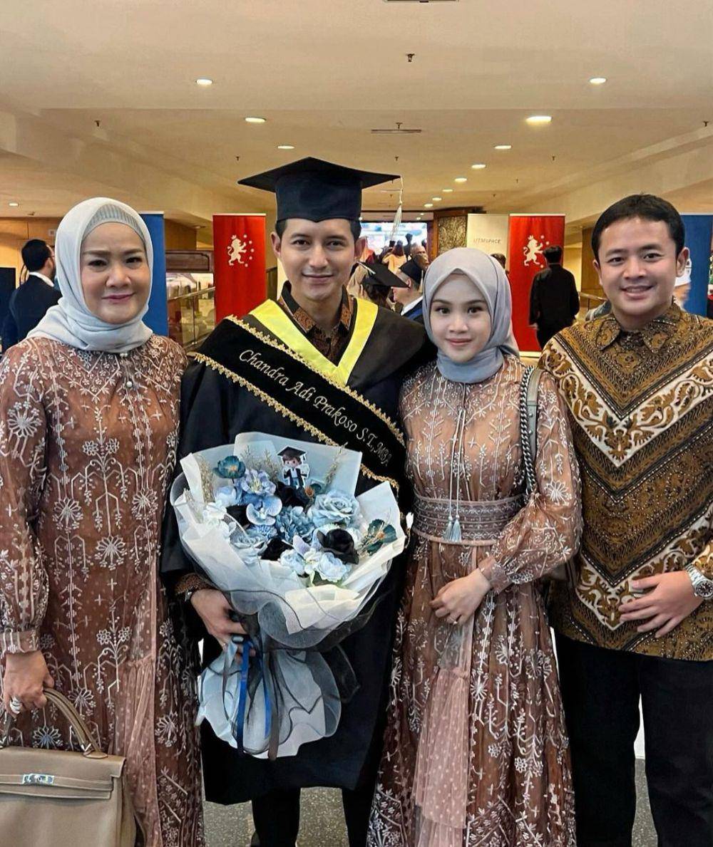 Chand Kelvin wisuda S2 di Malaysia (instagram.com/deasahirah)