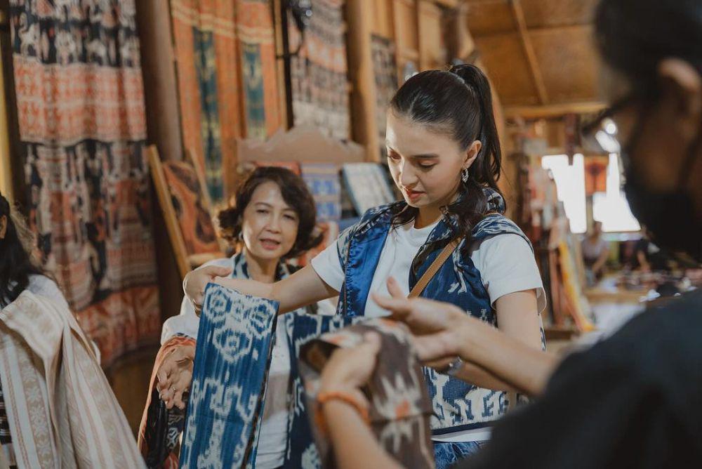 7 Potret Raline Shah Beli Tenun Ikat di Desa Adat Prailiu, Sumba, NTT