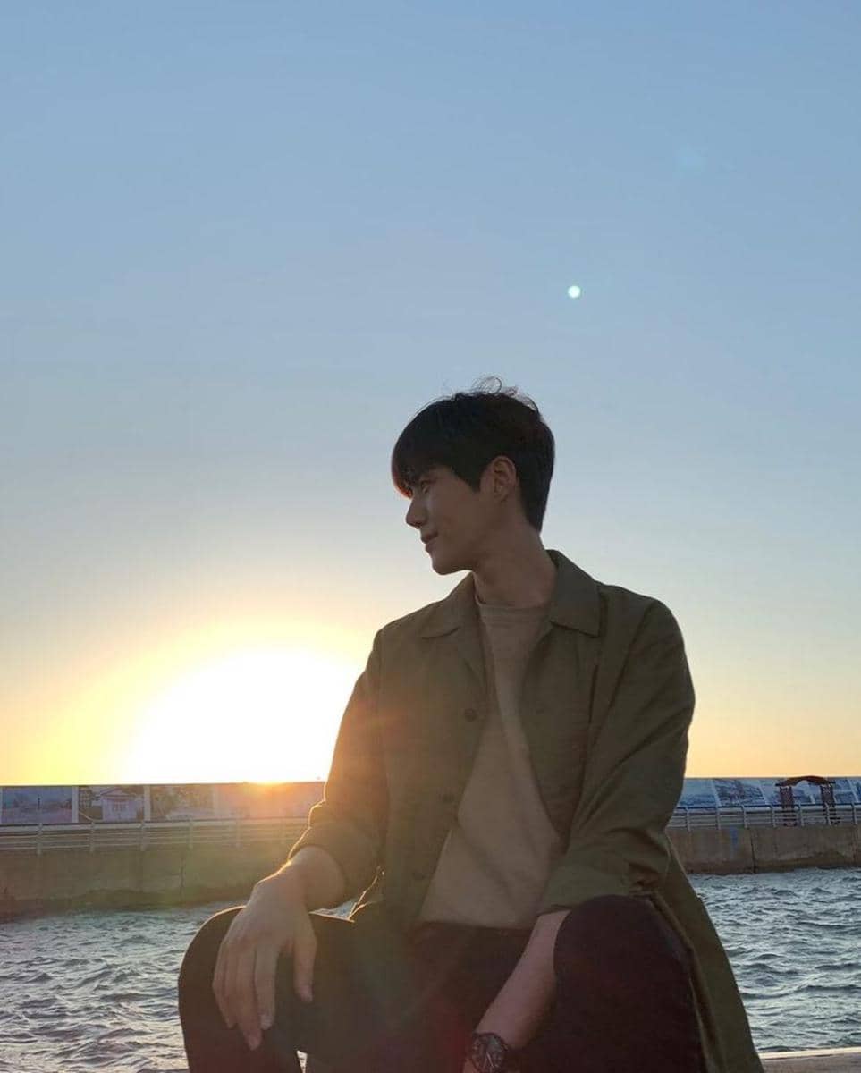 outfit earth tone ala Kim Seonho (instagram.com/@seonho__kim)