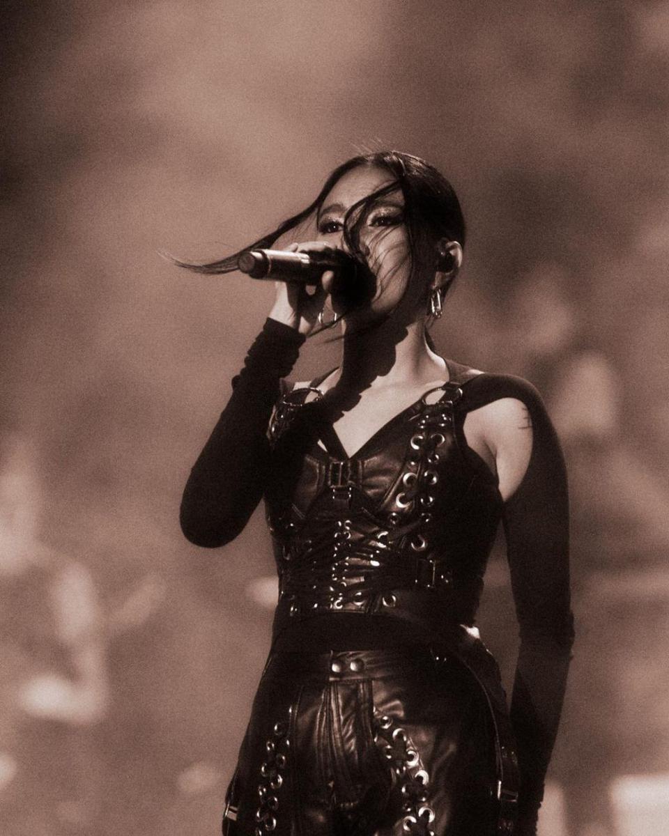potret NIKI di panggung (instagram.com/nikizefanya)