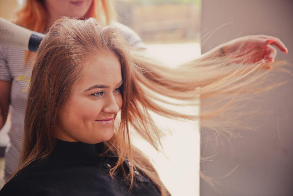 8 Cara Efektif Mencegah Rambut Kering dan Mudah Patah
