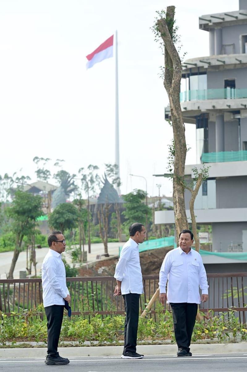 Potret Presiden Jokowi dan Prabowo Subianto meninjau proyek di IKN (dok. Sekretariat Presiden)
