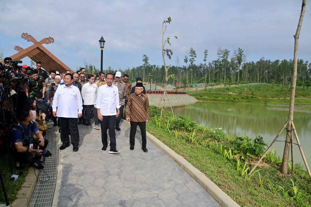 Presiden Jokowi ajak Wapres Ma'ruf Amin dan Menteri Kabinet Indonesia maju nikmati udara di IKN (dok. Sekretariat Presiden)