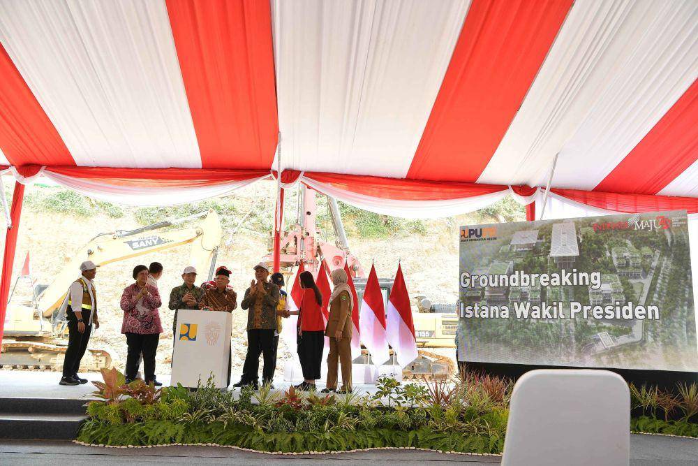 Wakil Wakil Presiden (Wapres) Ma'ruf Amin melakukan groundbreaking Istana Wakil Presiden di Kawasan Ibu Kota Nusantara (IKN), Kabupaten Penajam Paser Utara, Kalimantan Timur, Seni. (12/8/2024). (dok. Setwapres)