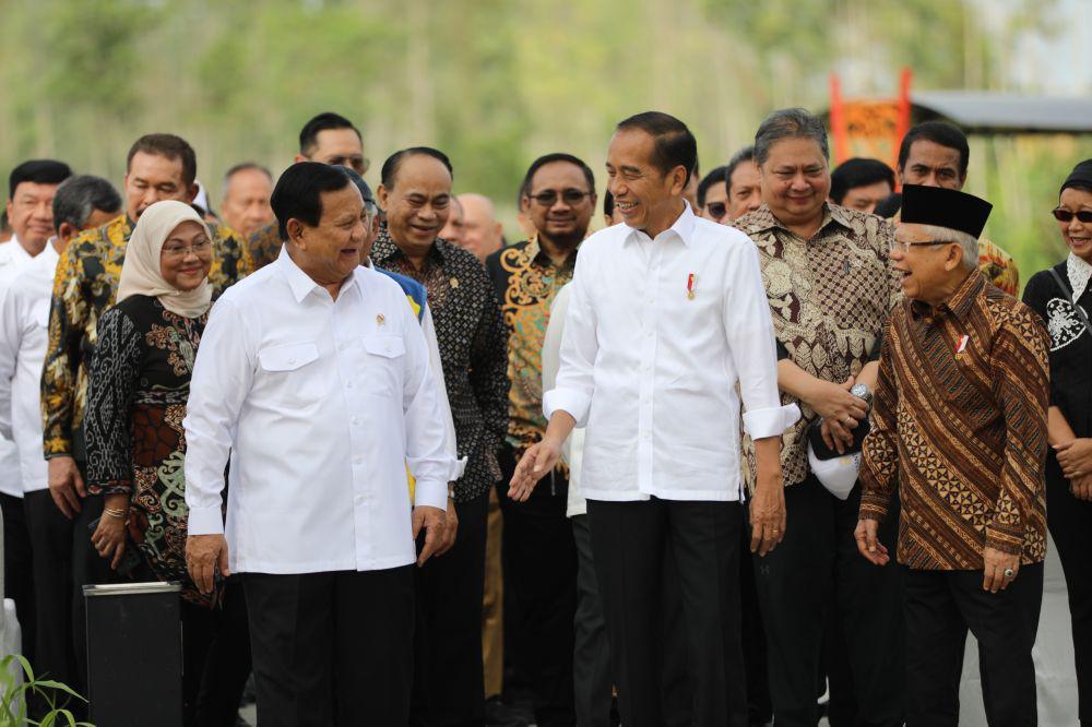 Presiden RI terpilih periode 2024–2029 yang juga Menteri Pertahanan (Menhan) Prabowo Subianto menghadiri sidang kabinet perdana di Ibu Kota Nusantara (IKN), Kalimantan Timur, Senin (12/8) dan dipimpin langsung Presiden RI, Joko Widodo (Jokowi). (Dok. Tim Komunikasi Prabowo)