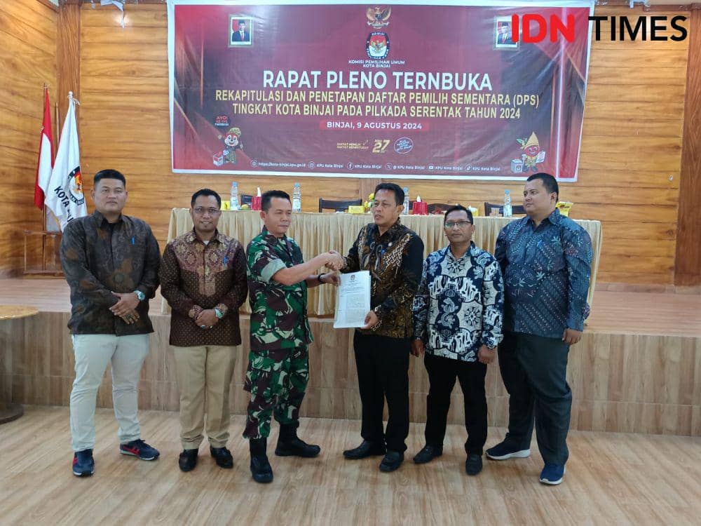 KPU Binjai gelar rapat pleno terbuka dan menyerahkan salinan hard copy DPS kepada Muspida (IDN Times/ Bambang Suhandoko)