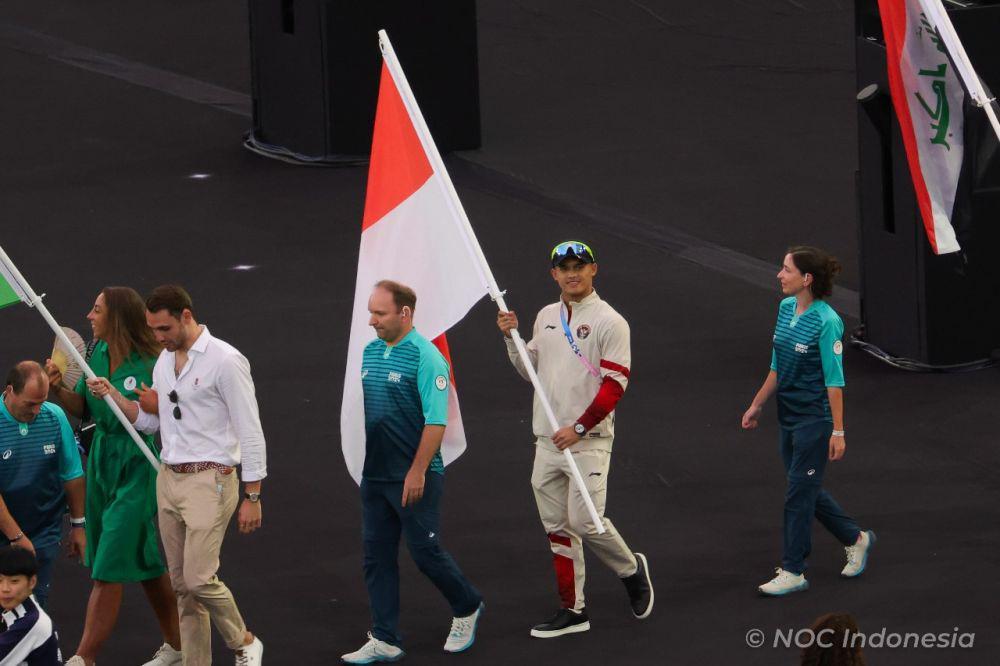Rizki Juniansyah jadi pembawa bendera Indonesia dalam upacara penutupan Olimpiade 2024 Paris (dok.NOC Indonesia/Naif Muhammad Al’as/Canon Indonesia)