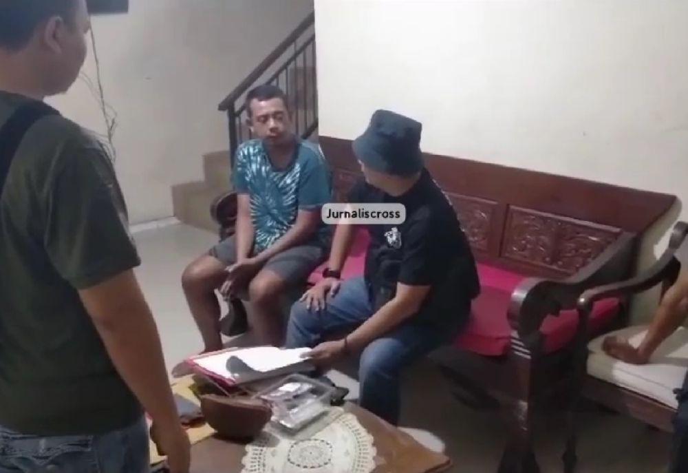 Ditreskrimsus Polda Metro Jaya mengungkap motif AP (27) yang diduga menyebar vide syurnya bersama AD. (dok. Humas Polda Metro Jaya)
