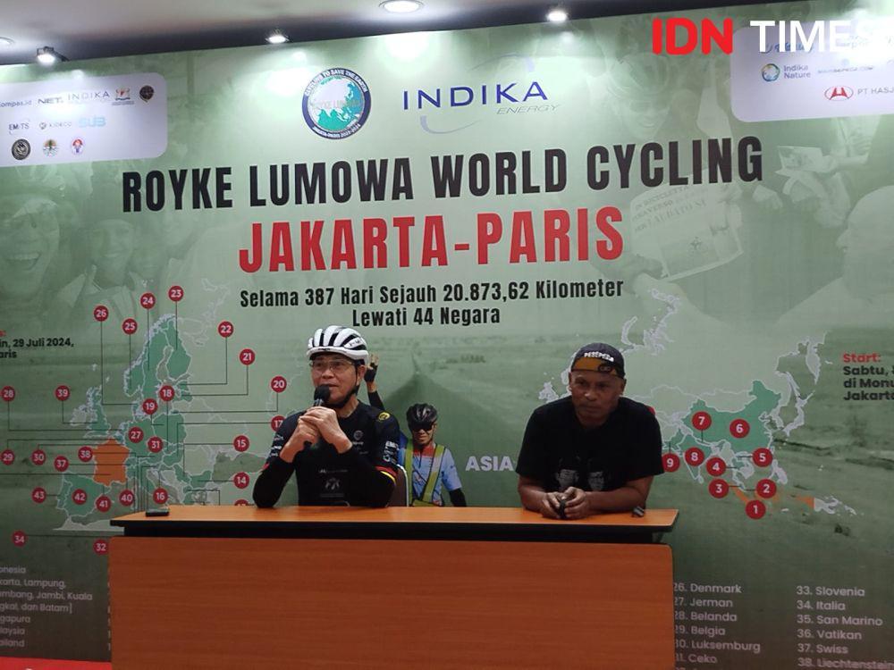 Royke Lumowa yang bersepeda dari Jakarta ke Paris selama setahun. (IDN Times/Sandy Firdaus)