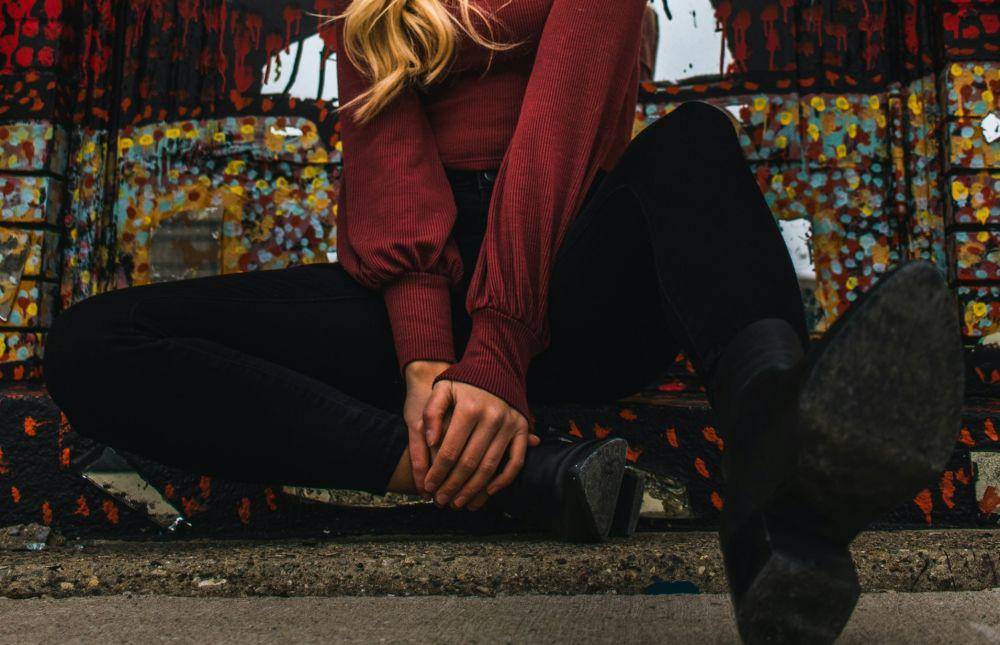 Ilustrasi baju merah maroon (unsplash.com/Daniel Lincoln)