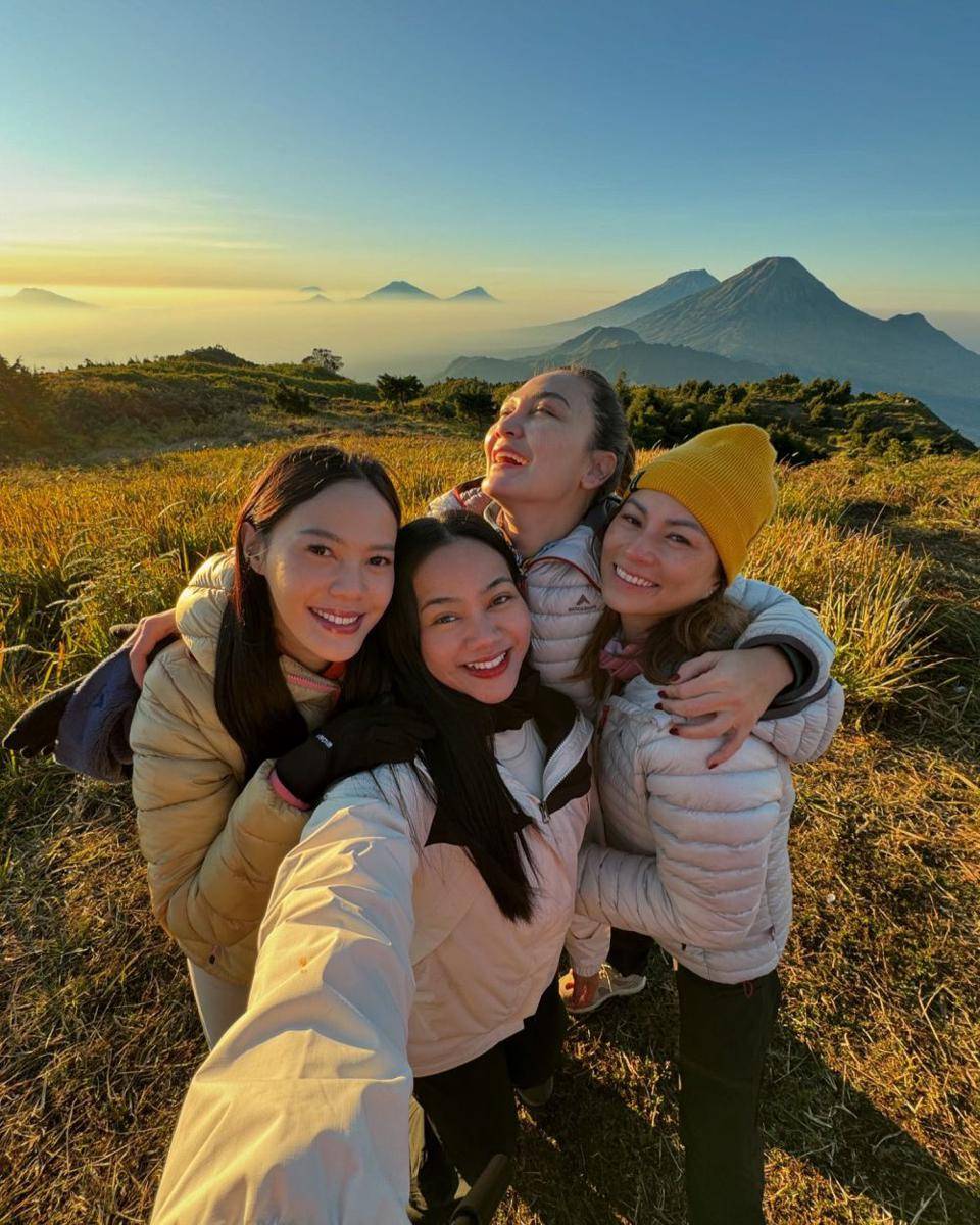 potret Yura Yunita dan Luna Maya naik Gunung Prau (instagram.com/yurayunita)