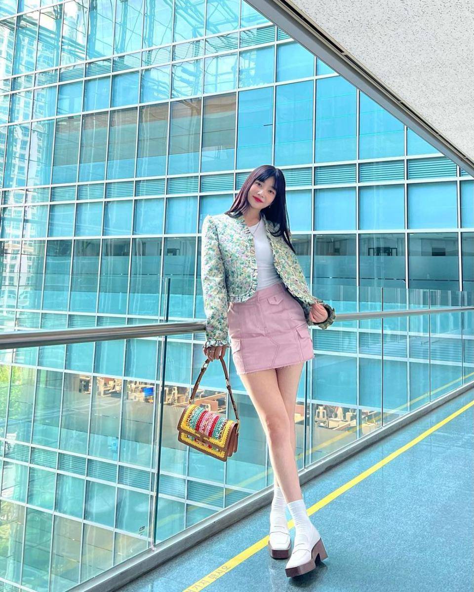 referensi outfit soft girl ala Joy Red Velvet (instagram.com/_imyour_joy)