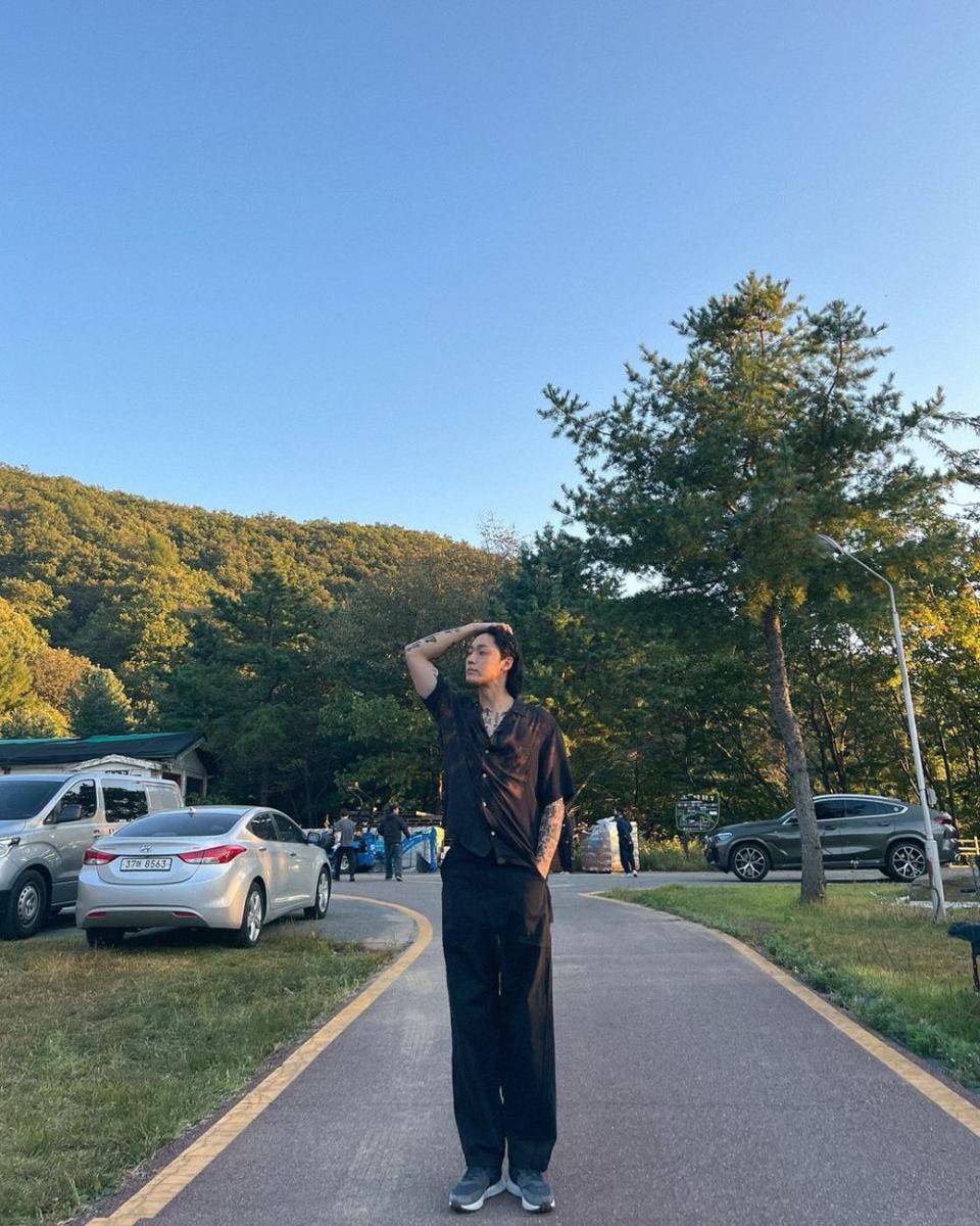 potret outfit kemeja ala Lee Do Hyun (instagram.com/ldh_sky)