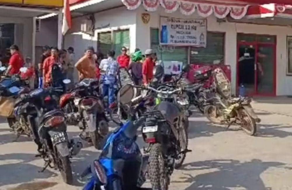 (Sejumlah pengendara protes motornya mogok usai diisi pertalite campur air di SPBU Patih Galung Prabumulih) IDN Times/istimewa