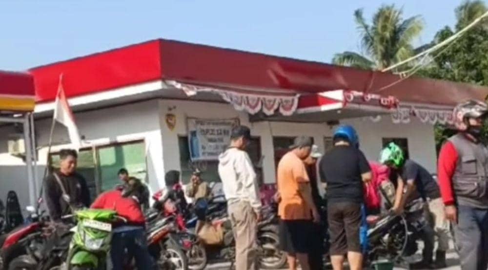 (Sejumlah pengendara protes motornya mogok usai diisi pertalite campur air di SPBU Patih Galung Prabumulih) IDN Times/istimewa