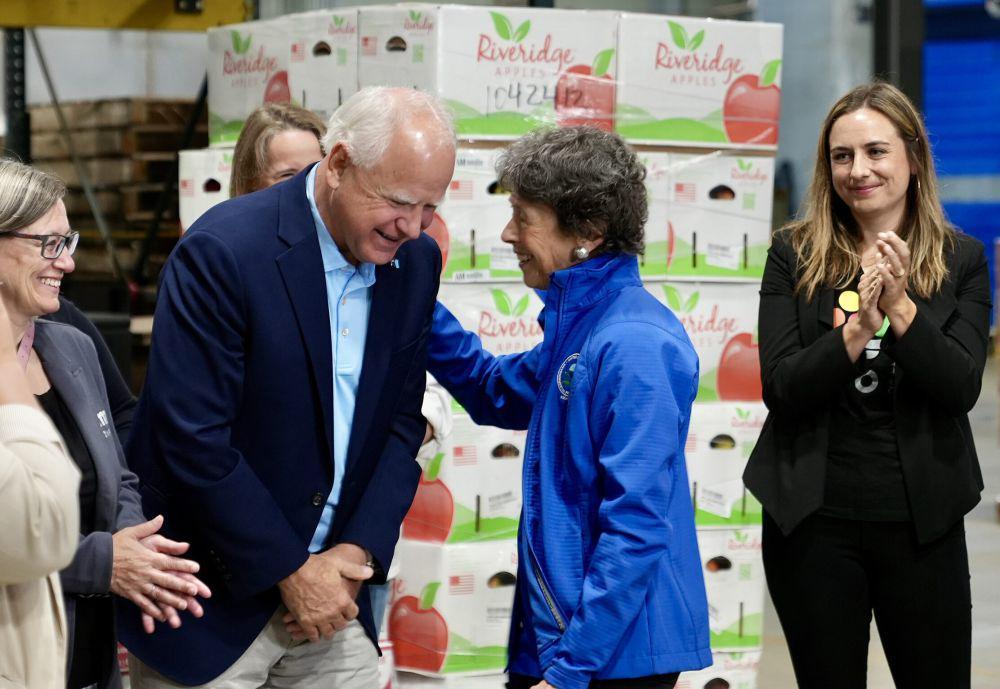 Tim Walz dan Climate Solutions Grant di Minnesota pada 23 Juli 2024 (commons.wikimedia.org/Gubernur Walz dan Letnan Gubernur Flanagan)