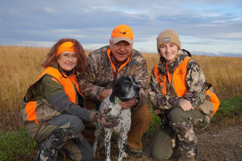 Gubernur Tim Walz pada Pembukaan Perburuan Burung Pegar di Minnesota pada 14 Oktober 2023 (commons.wikimedia.org/Kantor Gubernur Walz dan Letnan Gubernur Flanagan)