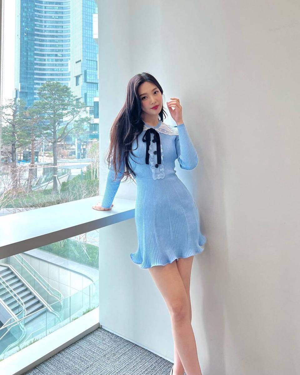 ide outfit hangout pakai dress ala Joy Red Velvet (instagram.com/_imyour_joy)