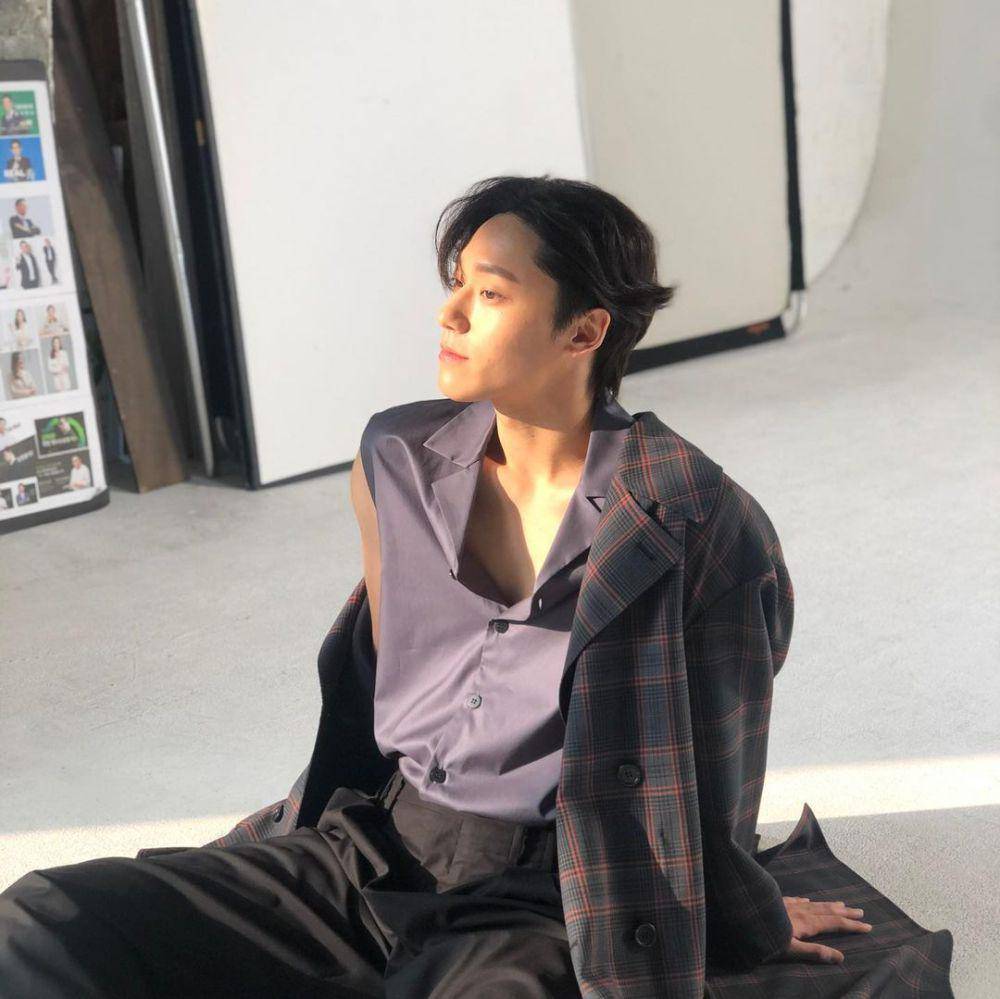 potret outfit kemaja ala Lee Do Hyun (instagram.com/ldh_sky)