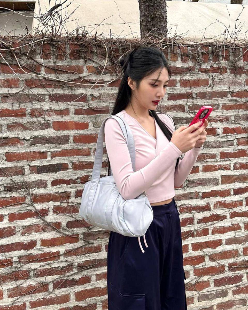 referensi outfit soft girl ala Joy Red Velvet (instagram.com/_imyour_joy)