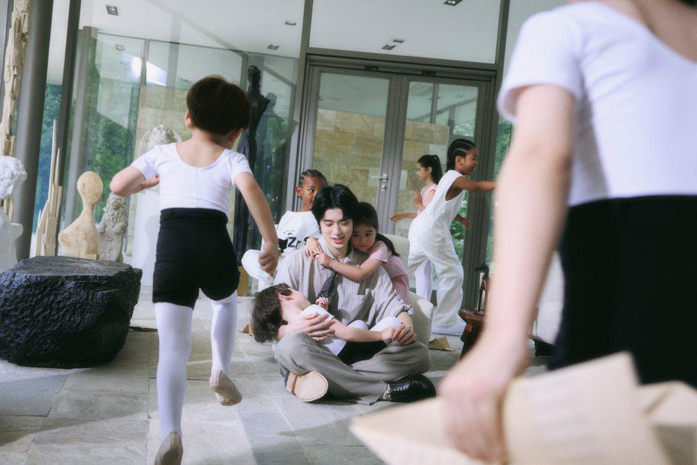 potret Jaehyun NCT dan model cilik keturunan Indonesia di MV Dandelion (instagram.com/nct)