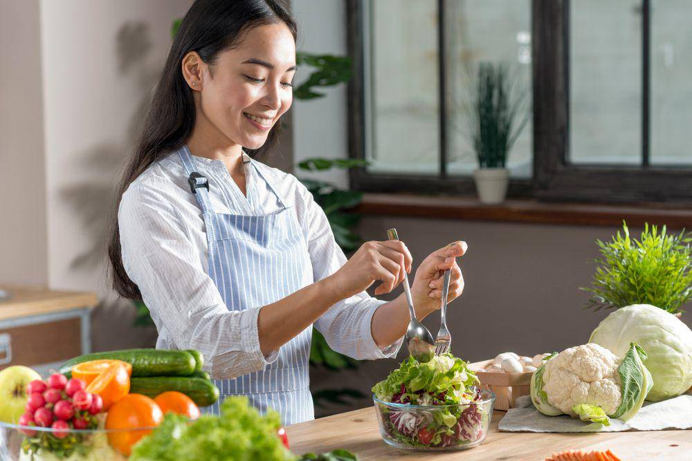 ilustrasi makan makanan sehat (freepik.com/freepik)