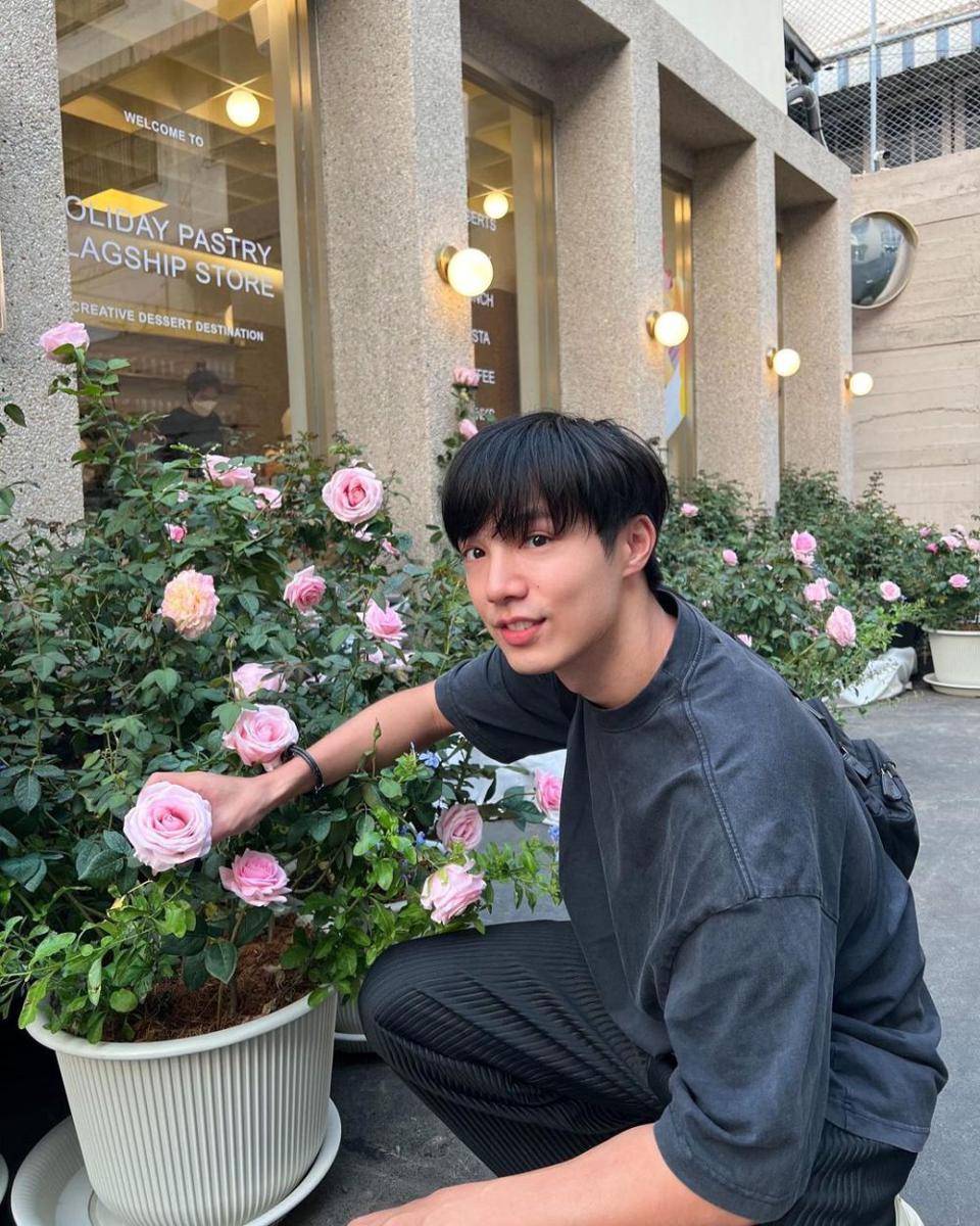 potret outfit oversized ala Job Thuchapon (instagram.com/jobbiijob)
