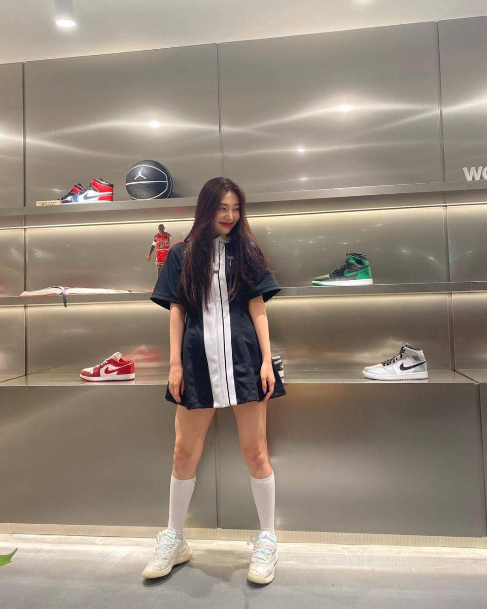 ide outfit hangout pakai dress ala Joy Red Velvet (instagram.com/_imyour_joy)