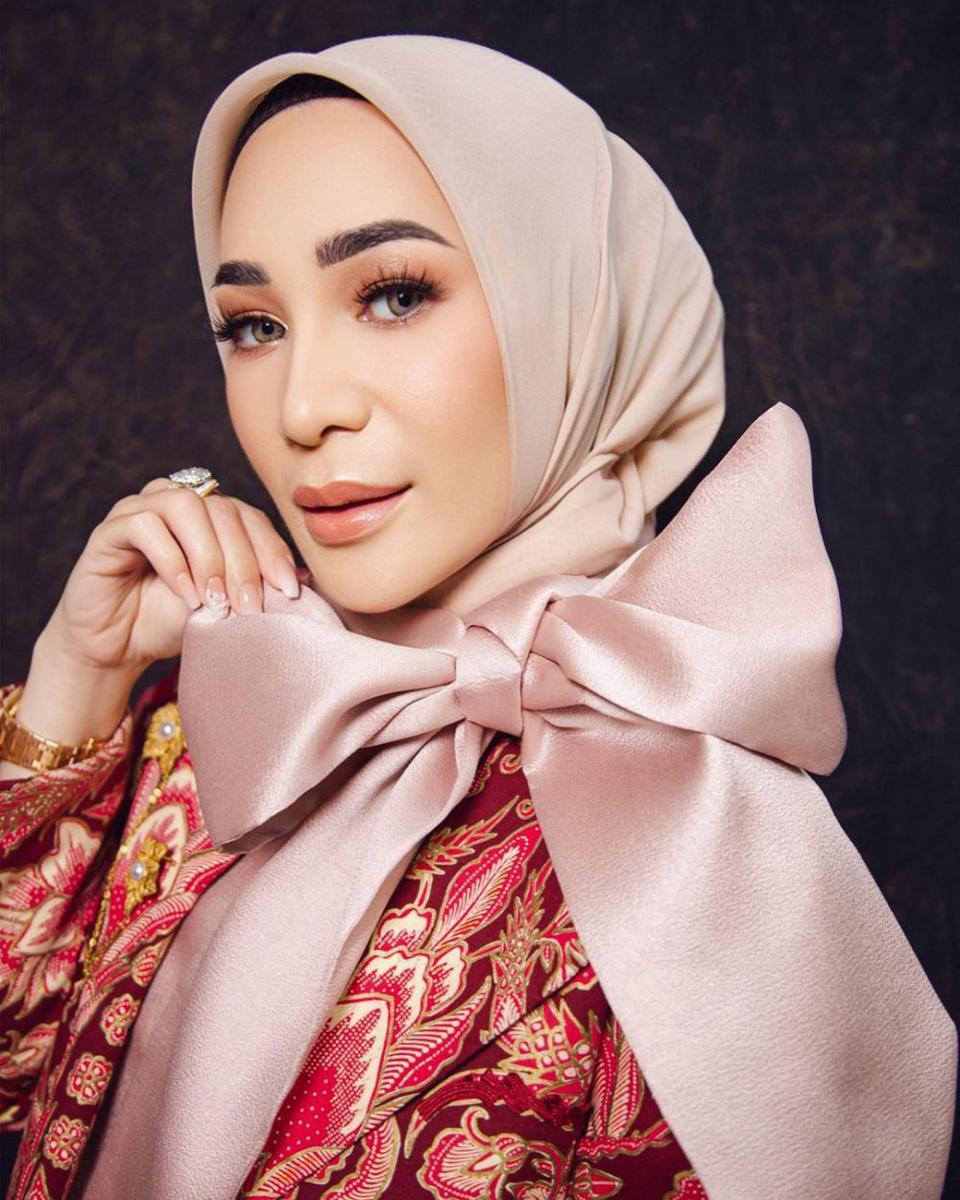 makeup kondangan ala Erin Taulany (instagram.com/erintaulany)