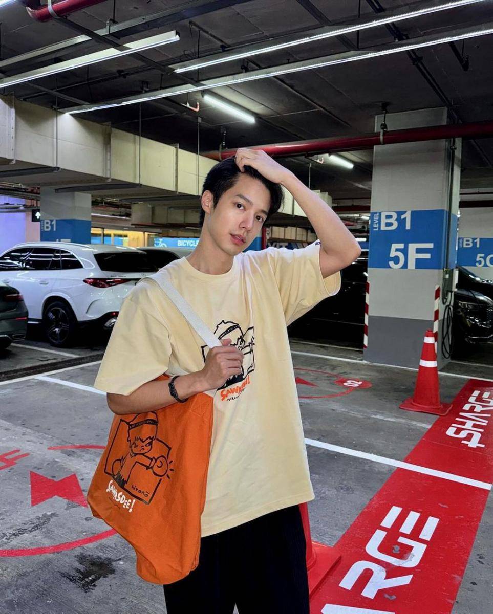 potret outfit oversized ala Job Thuchapon (instagram.com/jobbiijob)