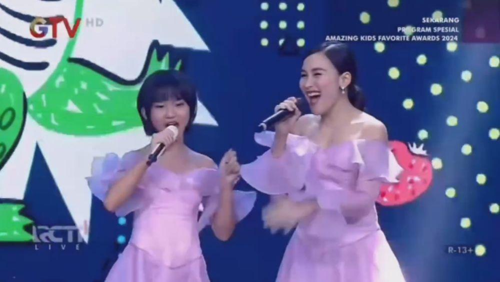 potret Bilqis dan Ayu Ting Ting nyanyi bareng (instagram.com/ayutingting92)