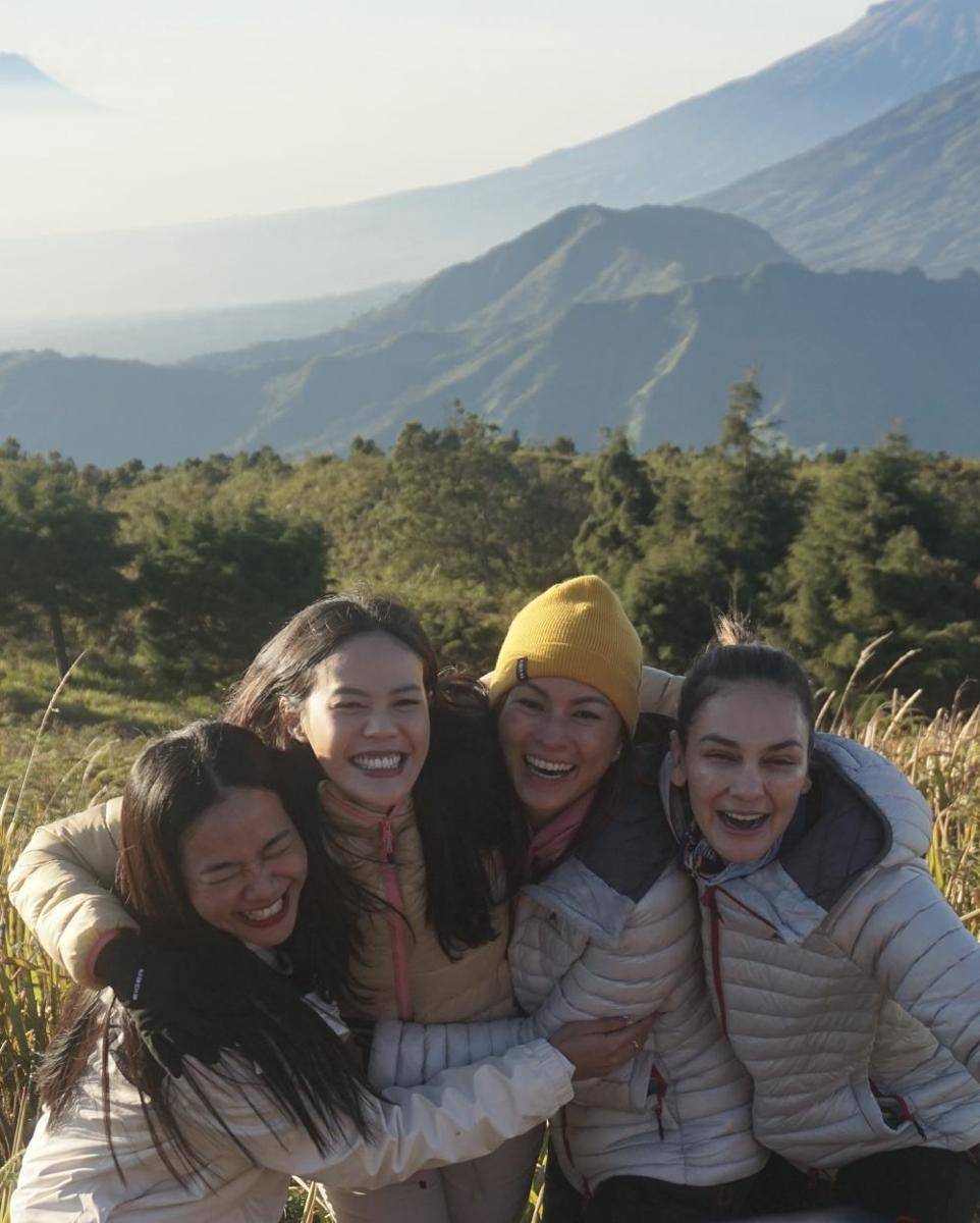 potret Yura Yunita dan Luna Maya naik Gunung Prau (instagram.com/yurayunita)