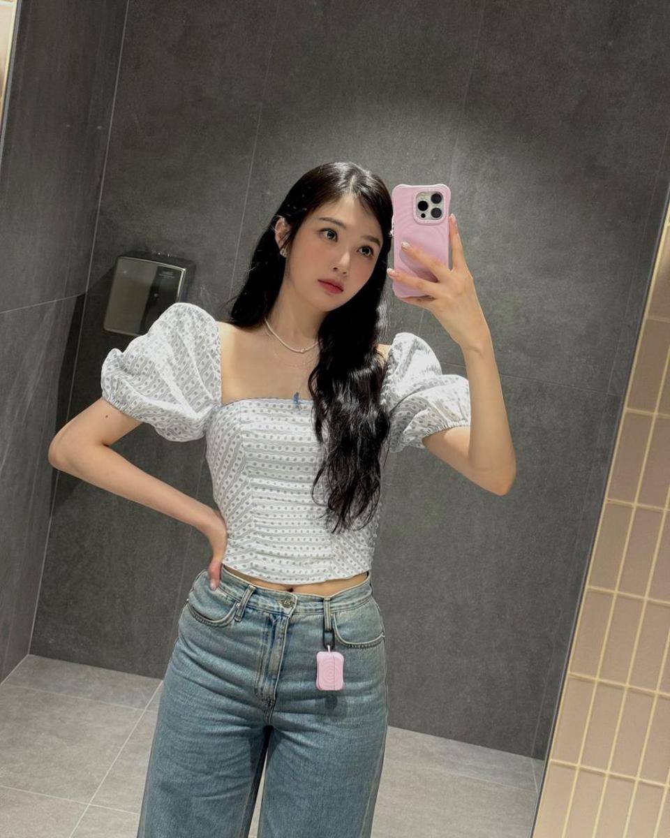 referensi outfit soft girl ala Joy Red Velvet (instagram.com/_imyour_joy)