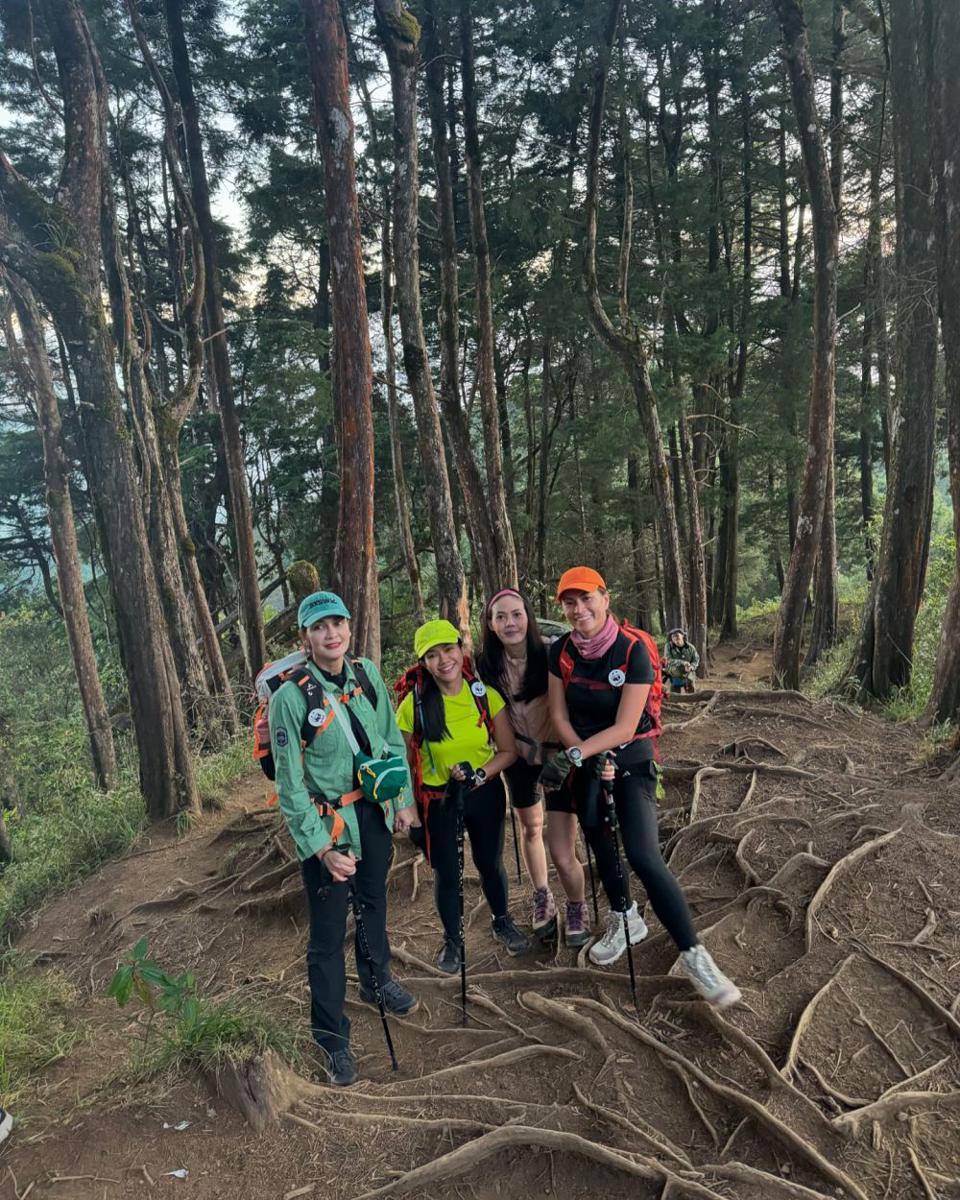 potret Yura Yunita dan Luna Maya naik Gunung Prau (instagram.com/yurayunita)